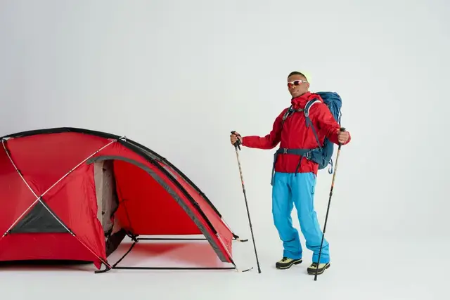 Homme portant tout l'équipement nécessaire