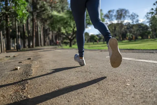 Coureur débutant dans un parc