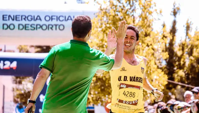 Un coureur qui sourit à l’arrivée d'une course