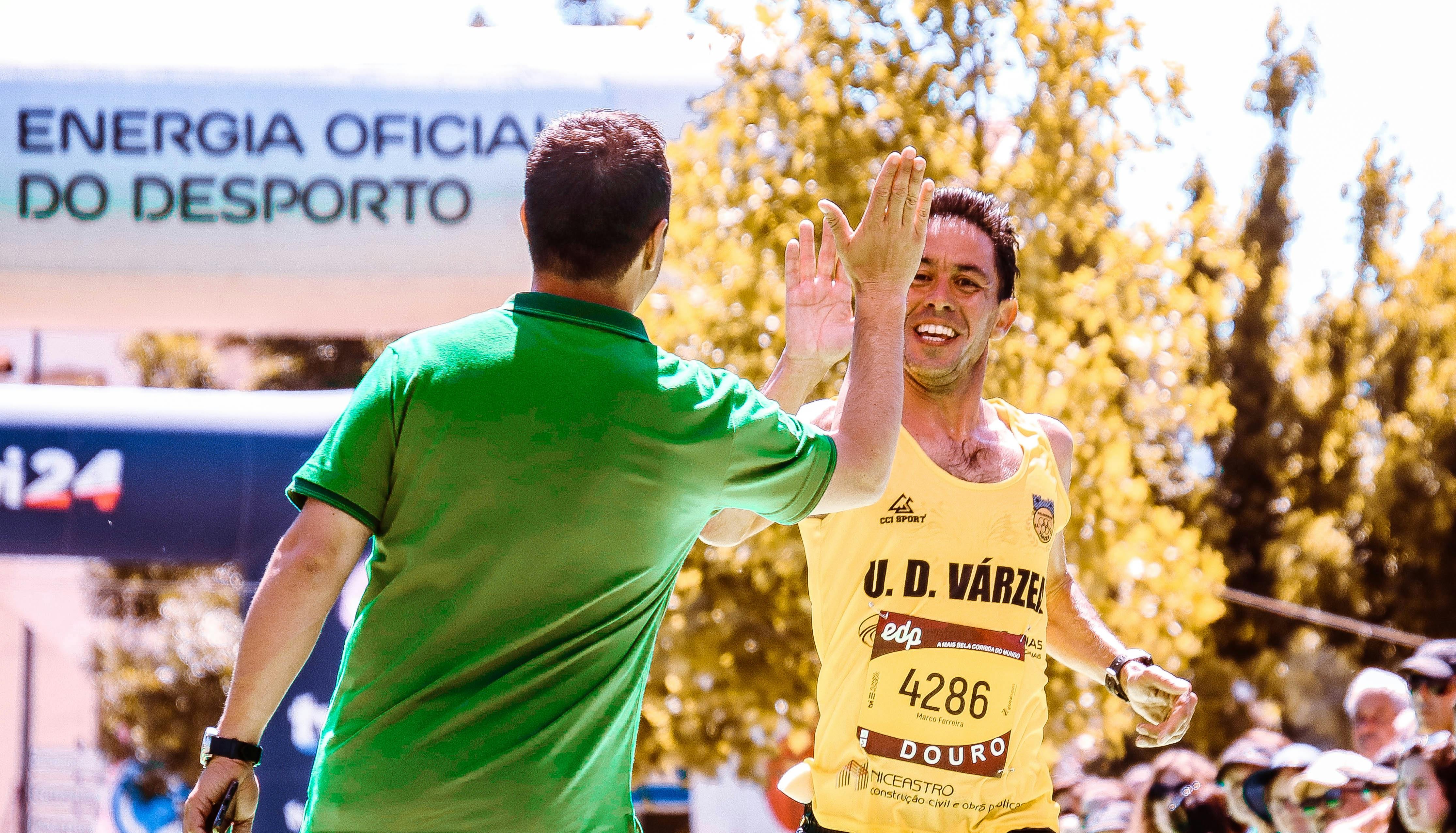 Un coureur qui sourit à l’arrivée d'une course
