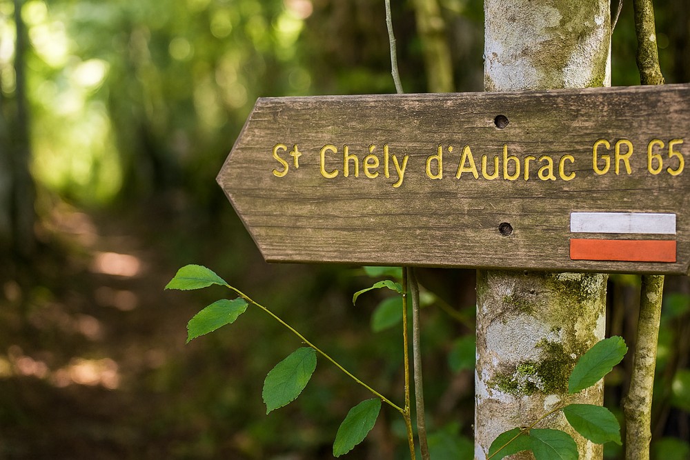 Un panneau qui signale le GR65