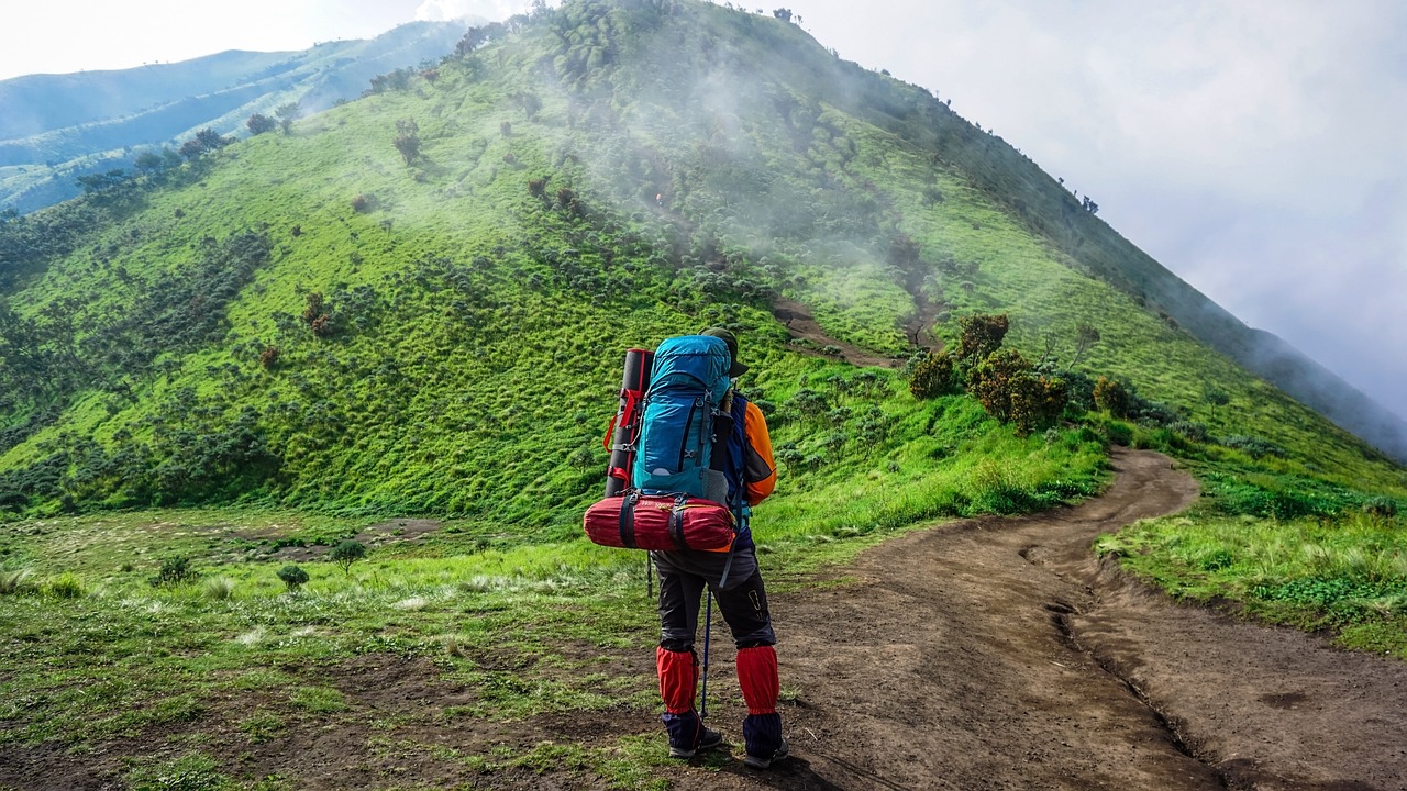 Trekkeur avec un gros sac de randonnée